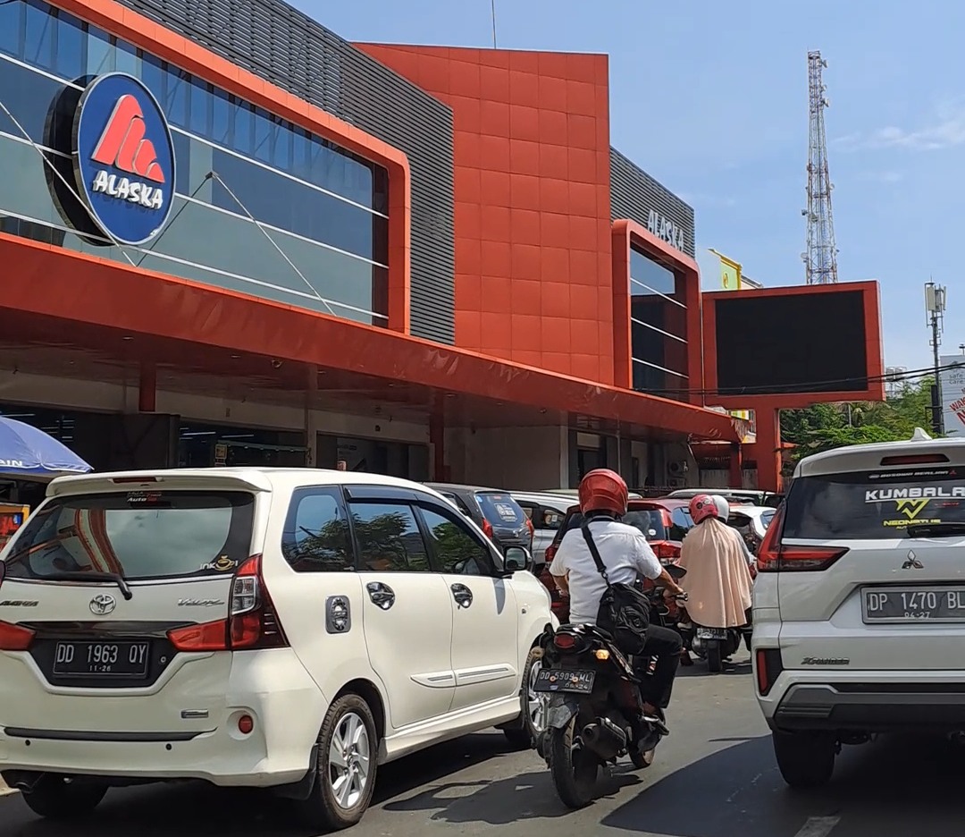 Polisi Minta Pengusaha Menyediakan Parkir yang Memadai di Depan Toko Alaska Makassar