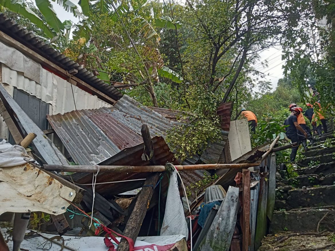 Gubernur Andi Sudirman Gerak Cepat Beri Bantuan untuk Warga yang Rumahnya Tertimpa Pohon di Parepare