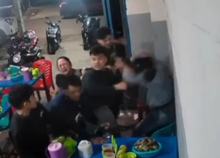 Pelaku Pengeroyokan Tertangkap Kamera CCTV Di Warung Coto Makassar, Simak Beritanya.