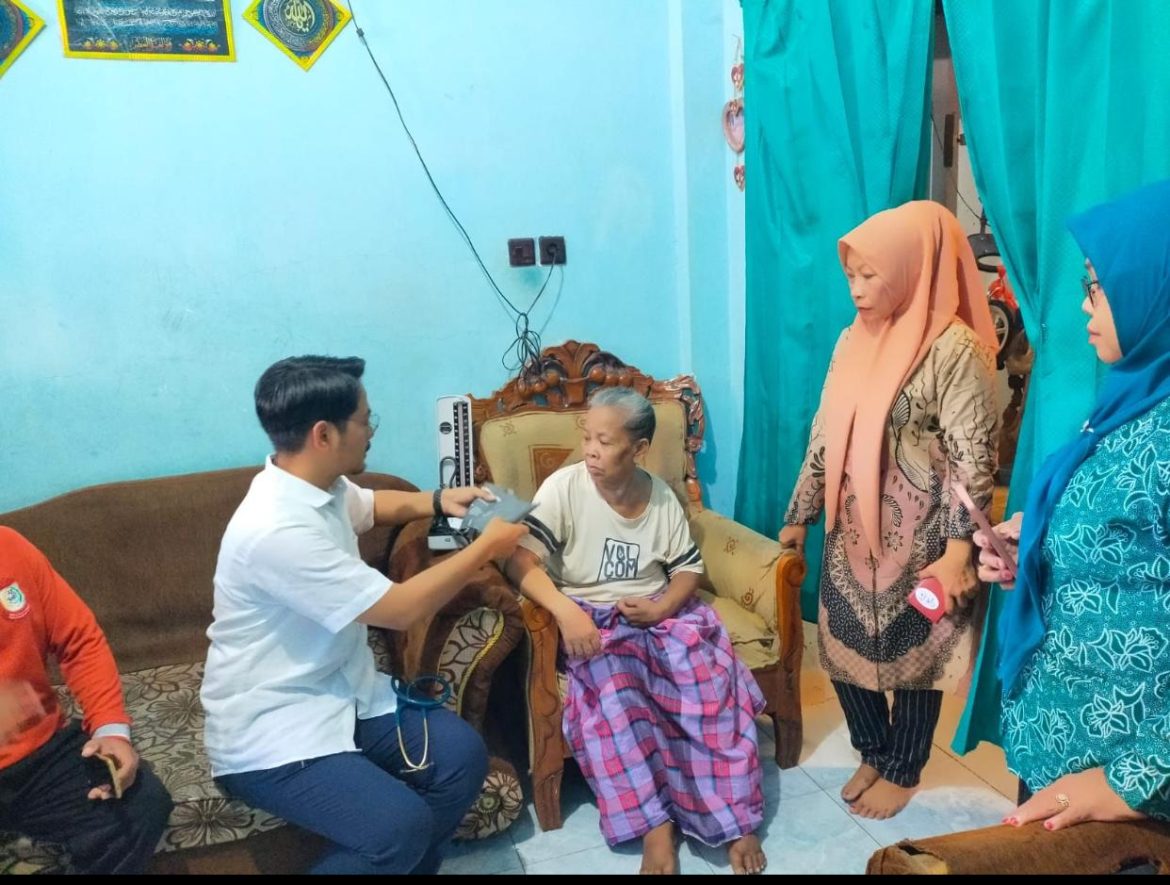 Kunjungi Anak Stunting dan Lansia, Ketua FKKM dr Udin Malik Edukasi Asupan Makanan yang Baik