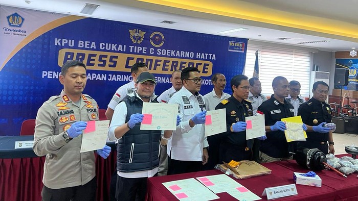 Modus Baru, Seorang Pria Membawa Kokain Di Sertifikat Asal Spanyol Ditangkap Polisi