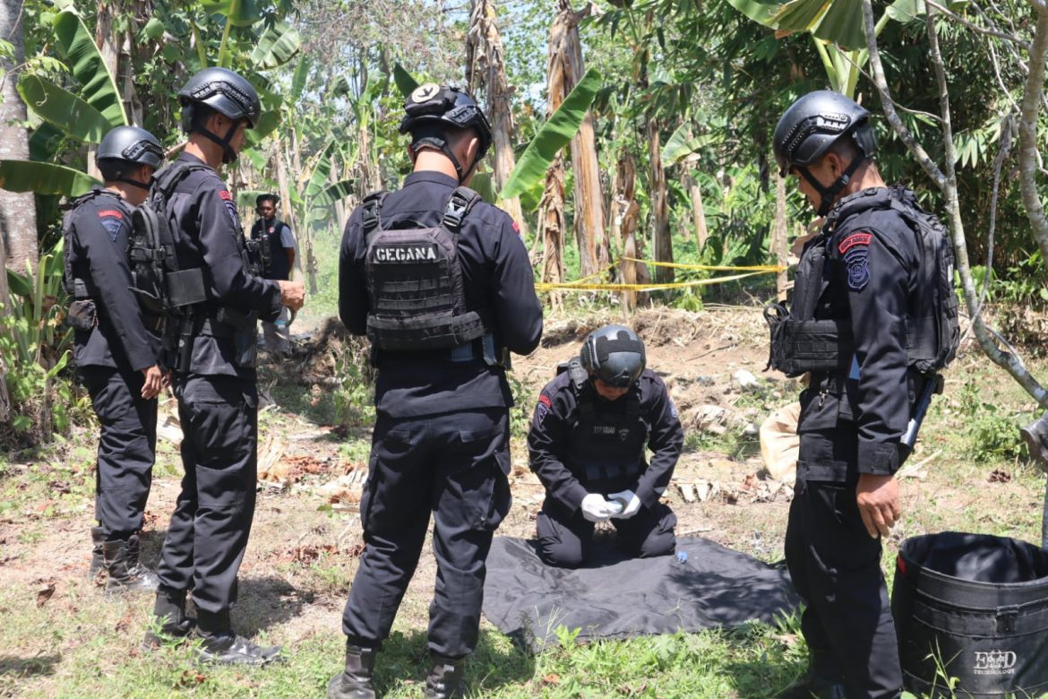 Granat Nanas yang Ditemukan Warga Bajeng Diledakkan Tim Gegana Polda Sulsel