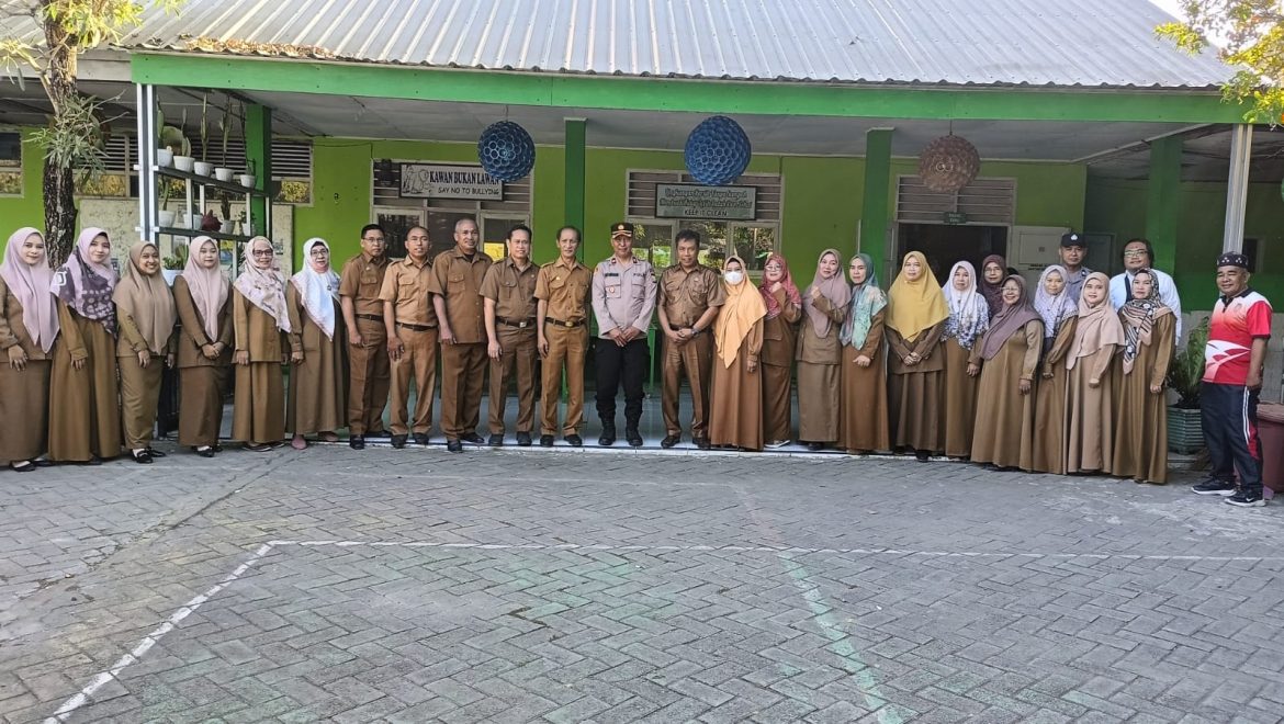 Jadi Pembina Upacara di Sekolah, Kapolsek Somba Opu Sampaikan Pesan Kepada Siswa-siswi