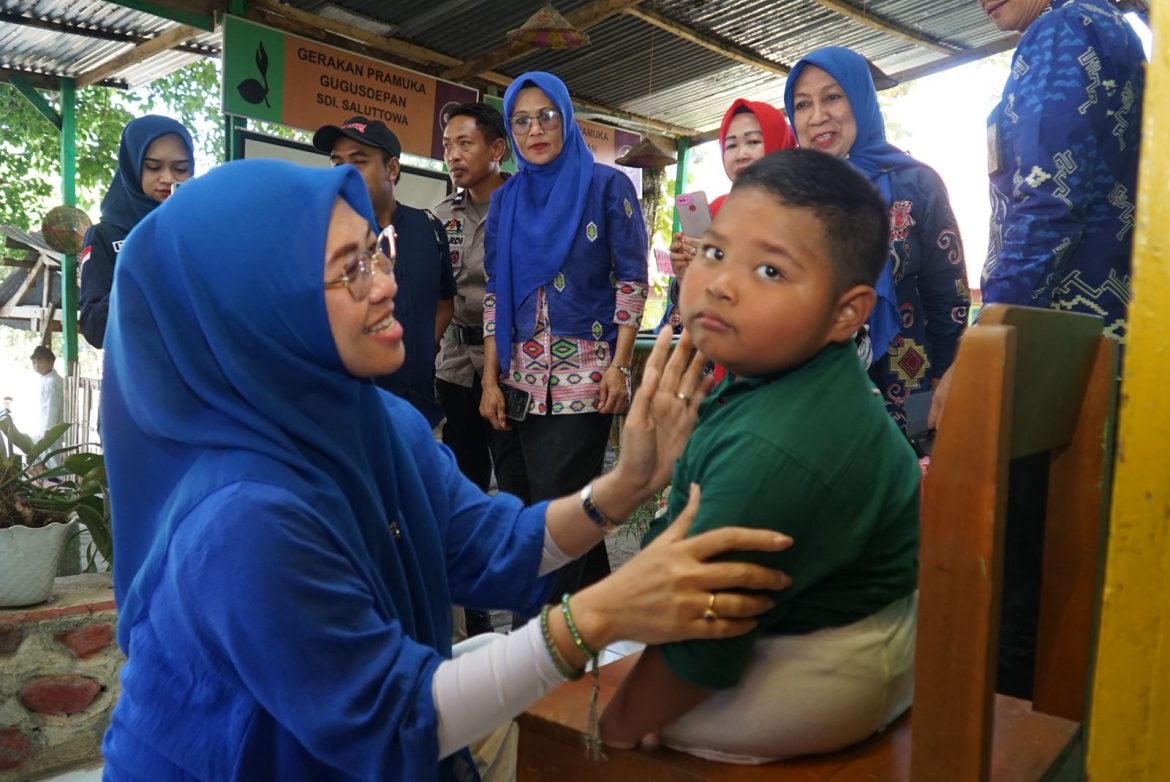 Husniah Talenrang Beri Semangat Kepada Reski Anak Penyandang Disabilitas