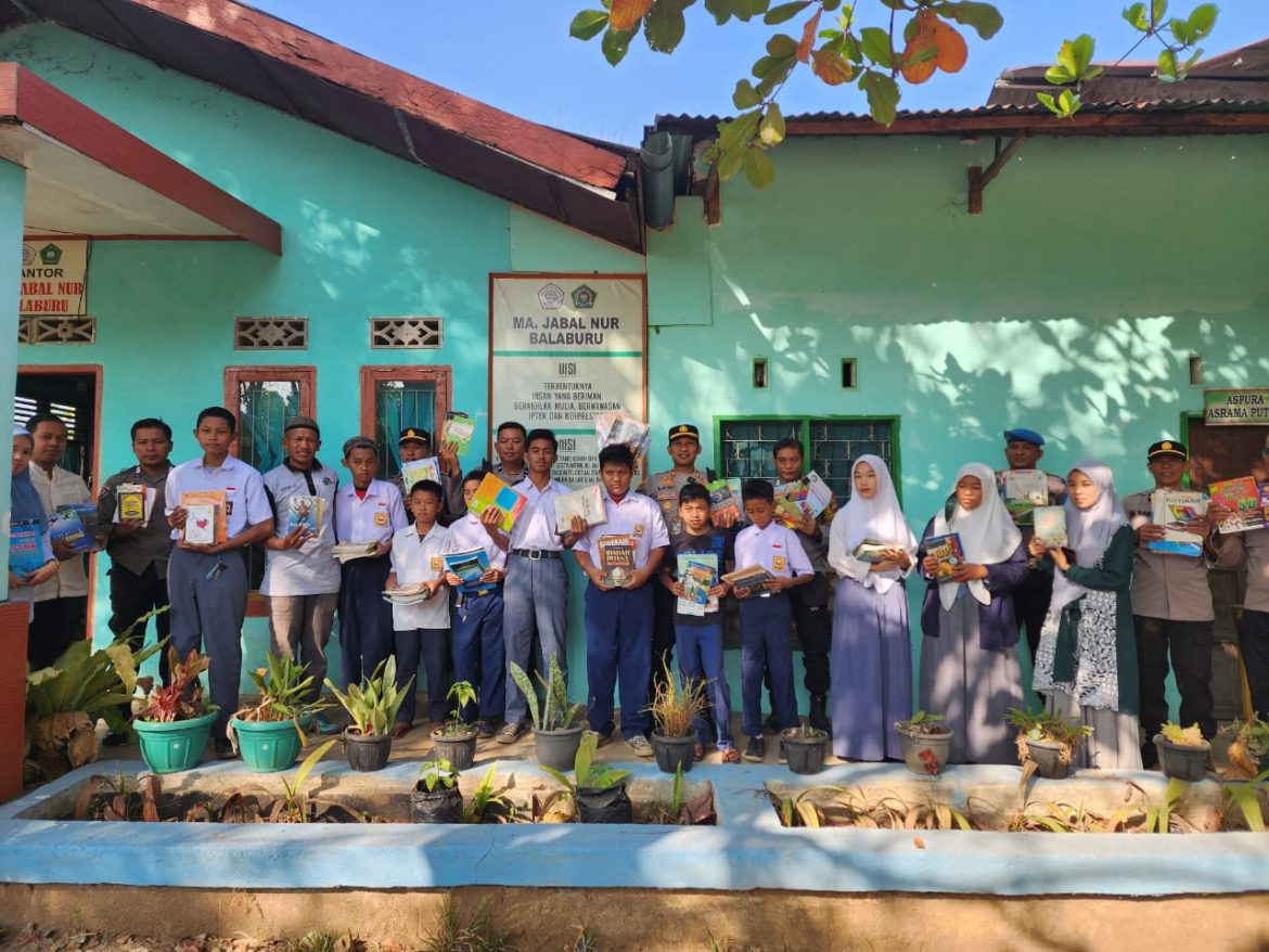 Polri Peduli Budaya Literasi, Polsek Bontonompo Bagikan Buku Ke Yayasan MA.Jabal Nur Balaburu