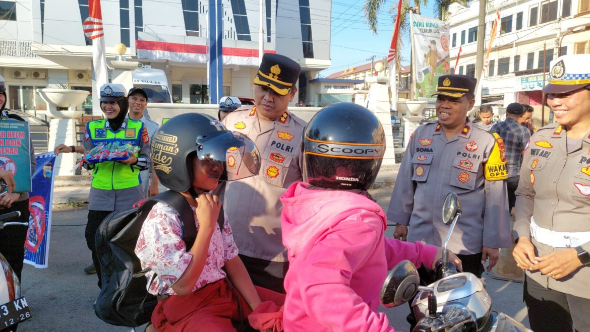 Kapolres Gowa Bagikan Helm Bagi Pengendara Motor di Gelaran Operasi Zebra