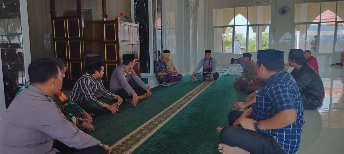 Gelar Safari Jumat, Kapolsek Pallangga Sampaikan Hal Ini Dihadapan Para Jamaah
