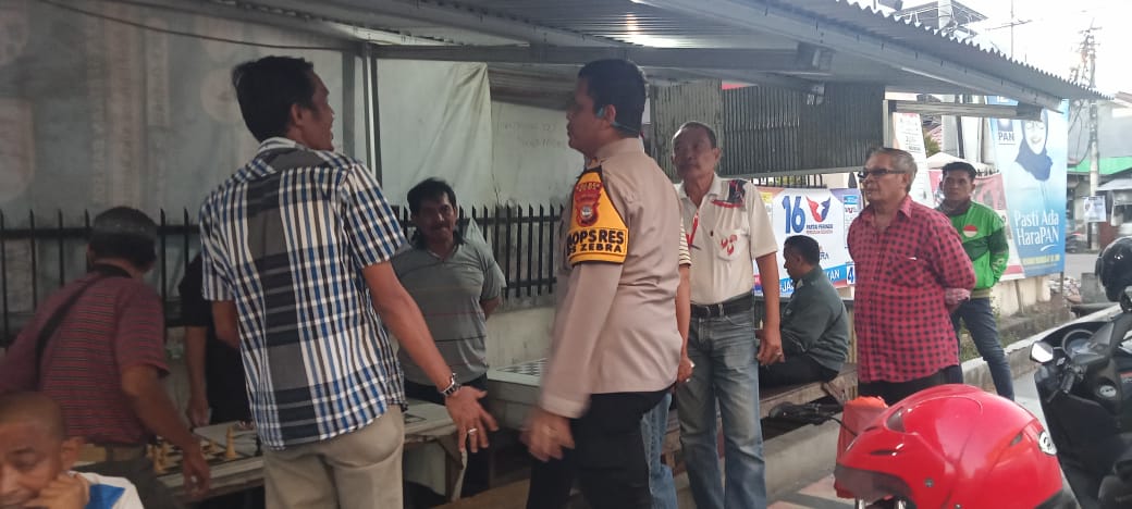 Jalin Kedekatan, Kapolres Gowa Sapa Warga Yang Sedang Nongkrong di Kedai Kopi