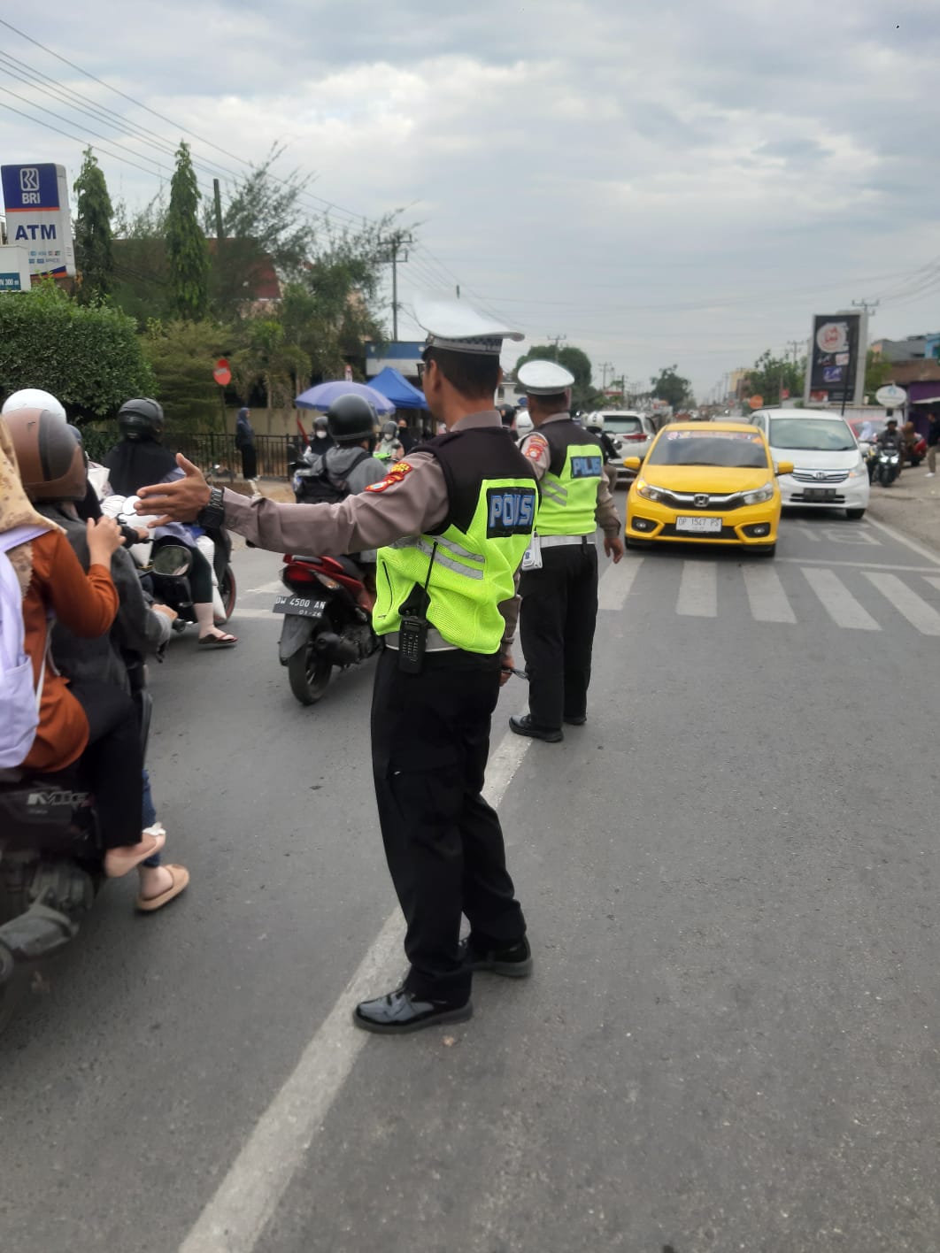 Pastikan giat masyarakat aman dan lancar Personil Polsek Somba Opu Polres gowa, laksanakan Pam wisuda
