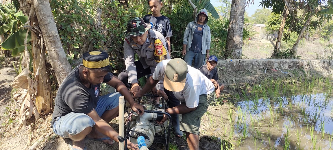 Polri Peduli, Bhabinkamtibmas di Gowa Buat Sumur Bor dan Berikan Pompa Air Untuk Petani