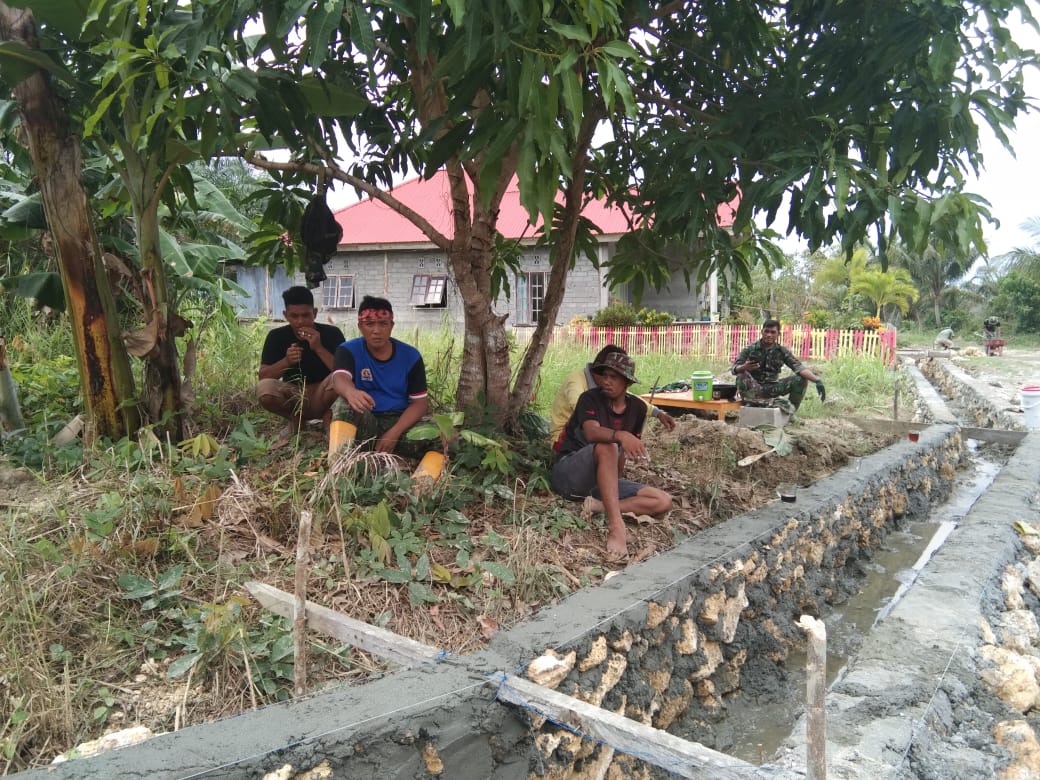 Saat Melepas Lelah Anggota Satgas TMMD Bersama warga Berteduh Dibawah Pohon Mangga