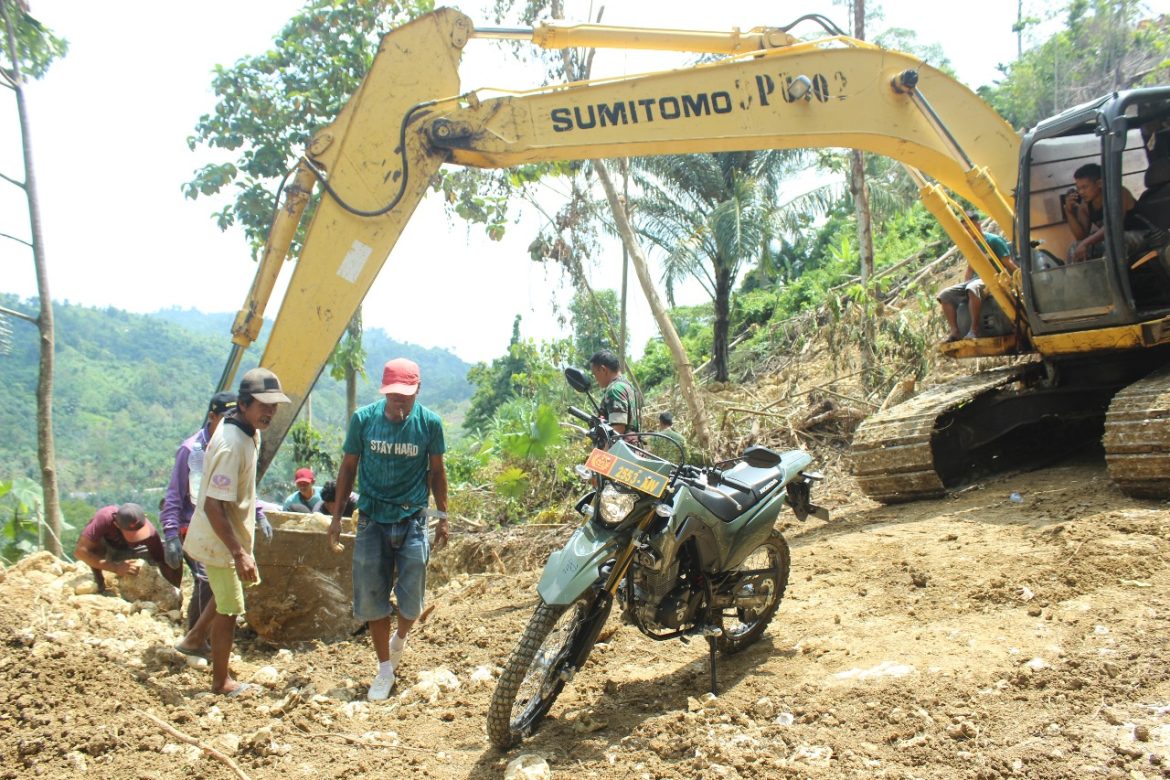 Pembukaan Badan Jalan 3000.KM Dusun Messulu Penghubung Kelurahan Martajaya