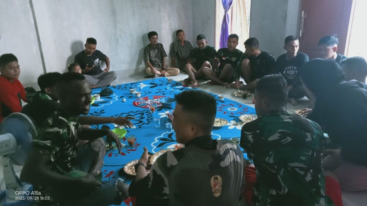 Jalin Kebersamaan, Satgas TMMD Makan Siang Bersama Warga