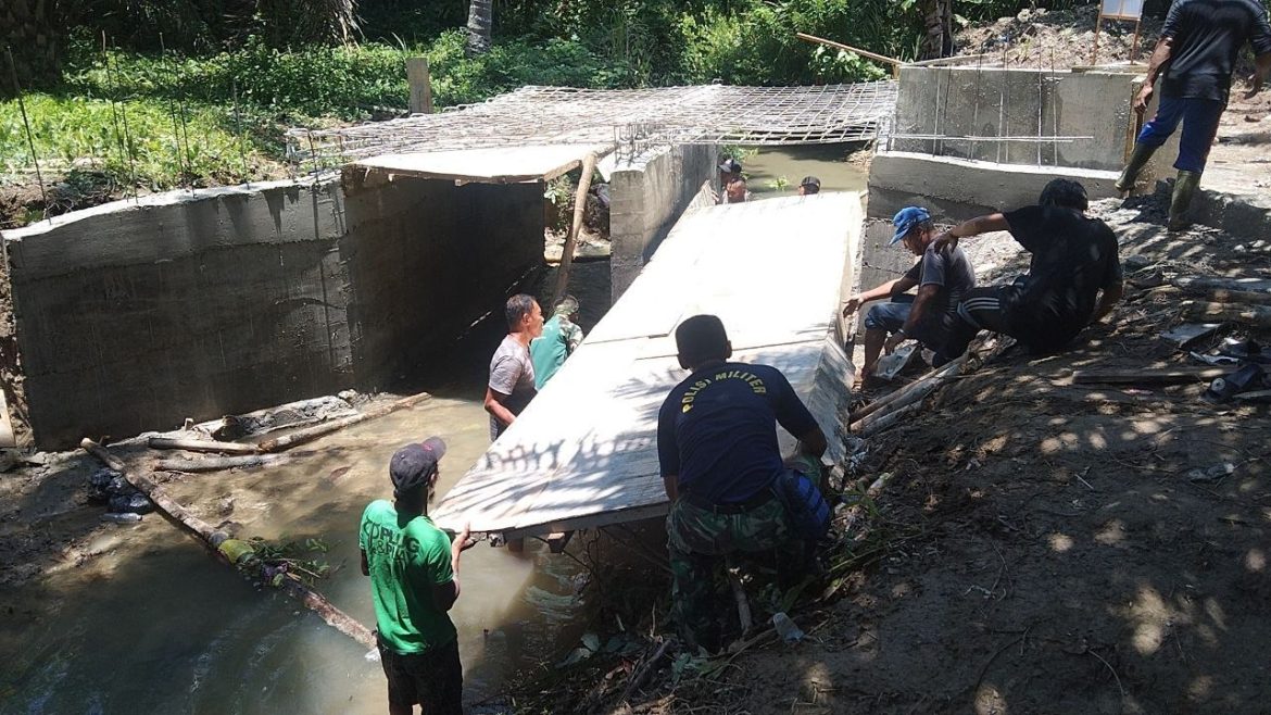 Kompak Satgas TMMD Dan Masyarakat Pasang Mal Balok Box Cluvert