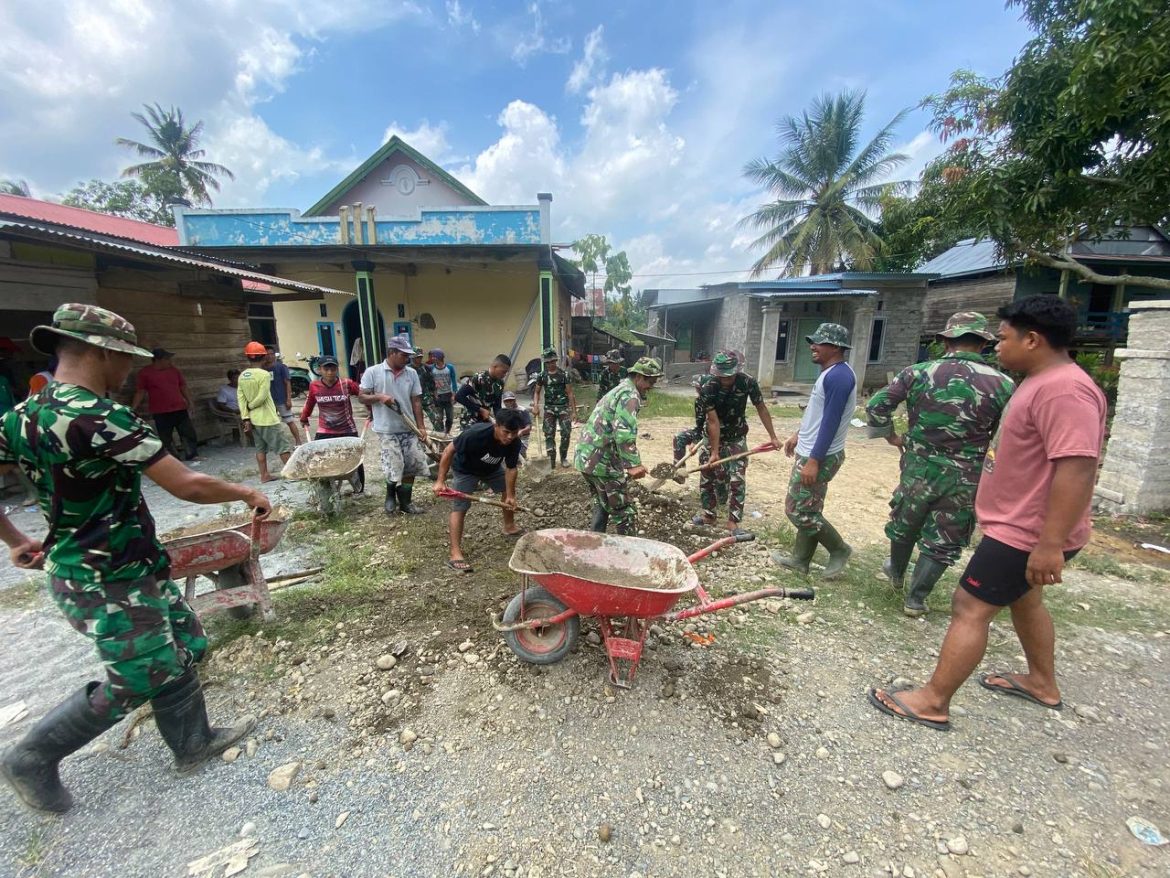 Kompak, Warga Desa Ako Sukseskan Pengerjaan Jalan Rabat Beton di Lingkungan Morobio