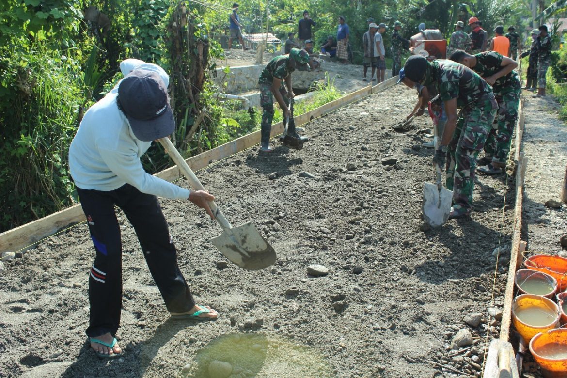 Proses Perataan Tanah Persiapan Cor Beton Yang Dilakukan Satgas TMMD ke 118