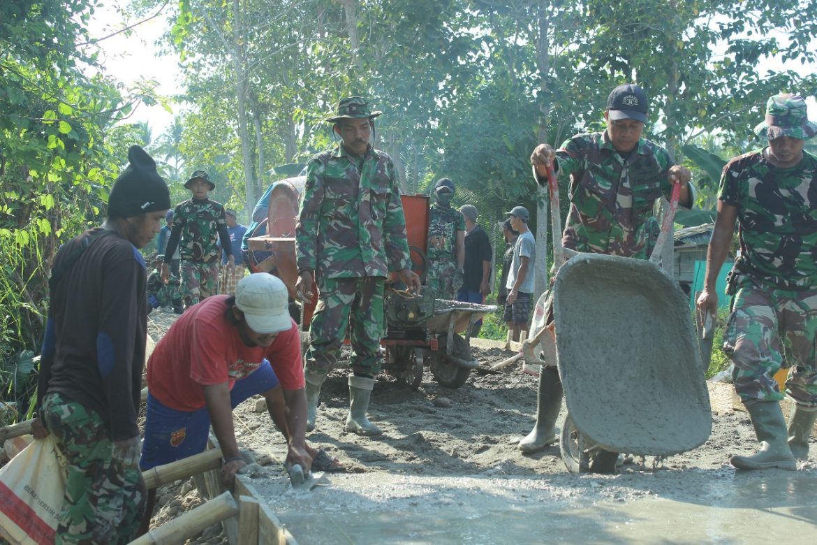 Anggota Satgas TMMD Kodim 1427/Pasangkayu Langsir Campuran
