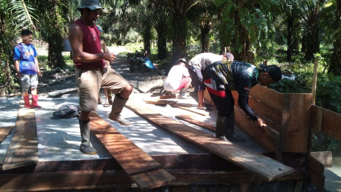 Hari Keempat Belas, Satgas TMMD ke 118 Lakukan Pemasangan Mal Plat duicker