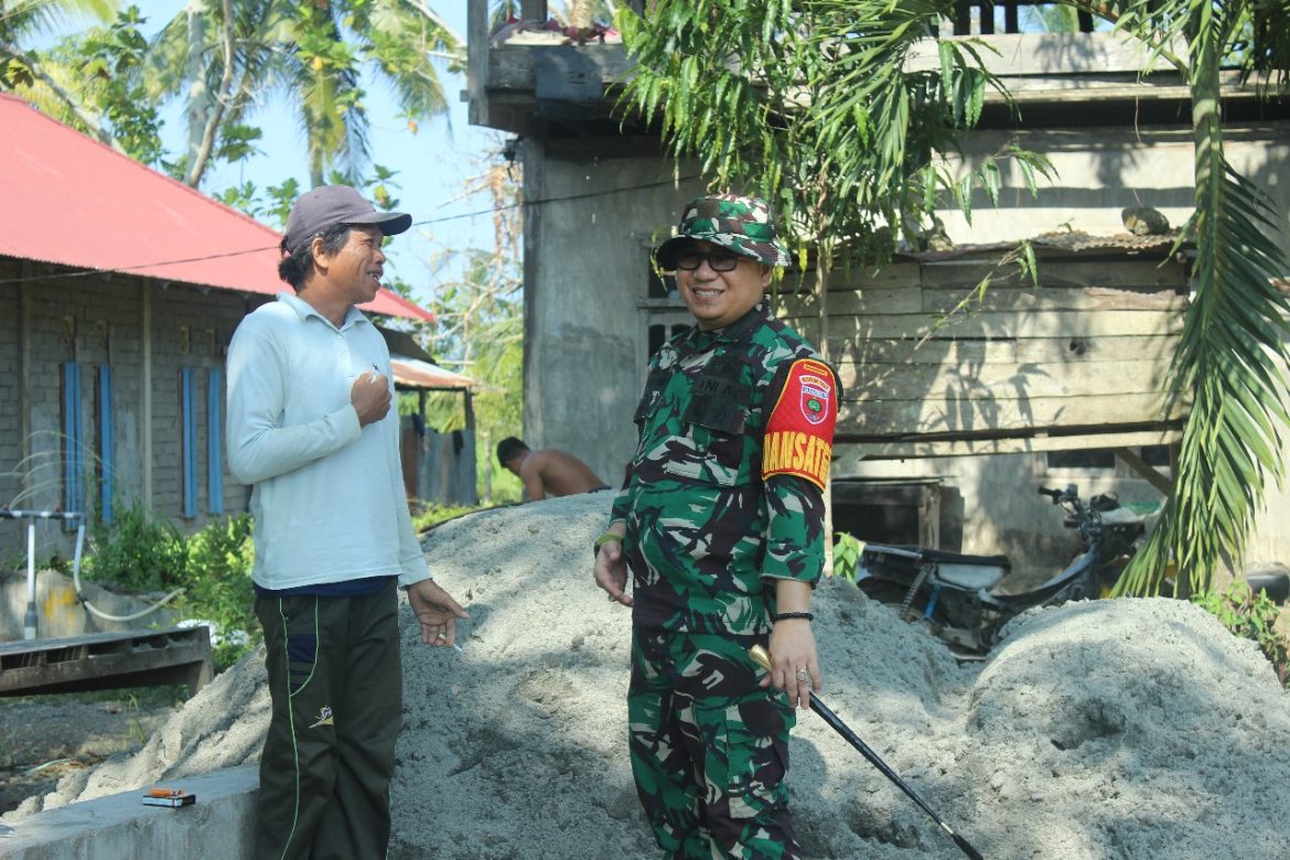 Jalin Kedekatan TNI-Rakyat Dansatgas TMMD Pasangkayu Ajak Warga Bincang Santai