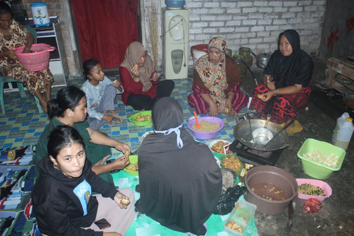 Kejar Target Rampung Satgas TMMD Libatkan Ibu-ibu bekerja Buat Masak Malam