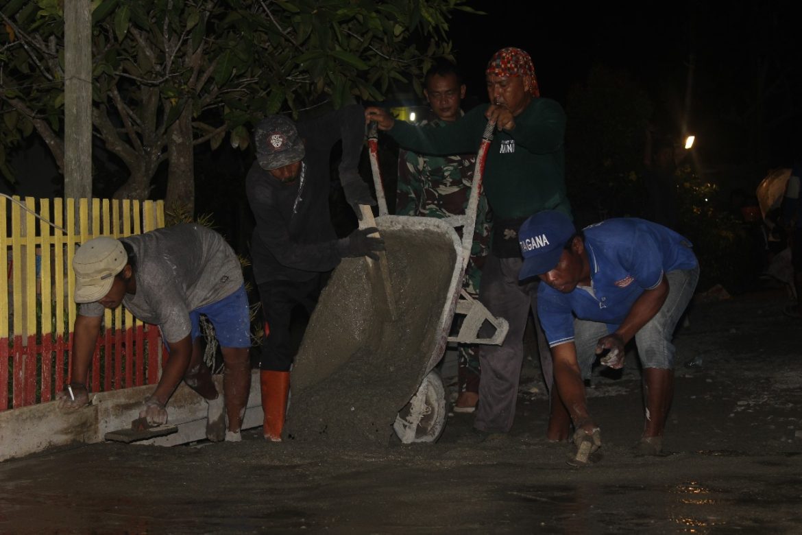 Kerjasama Antara Satgas TMMD Dan Warga Desa Ako Tak Kenal lelah
