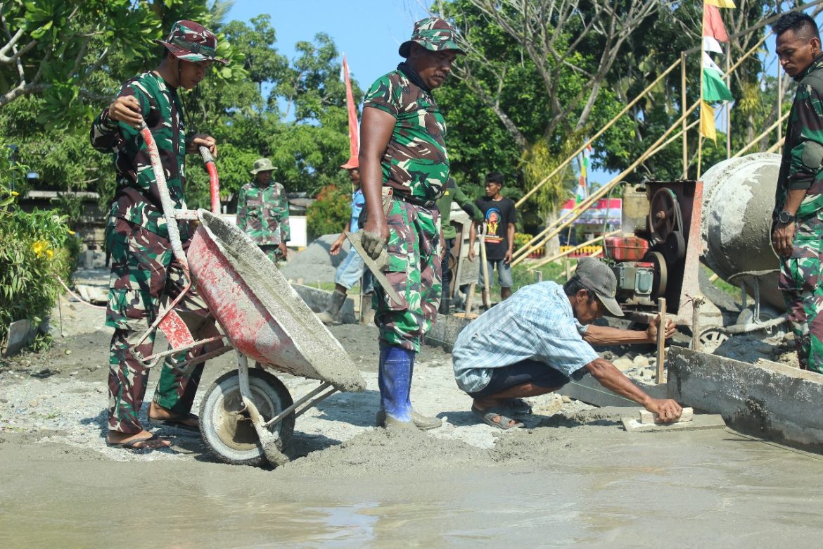 Kebut Pekerjaan, Satgas TMMD Ke-118 Berjemur Di Tengah Cuaca Panas Extrem