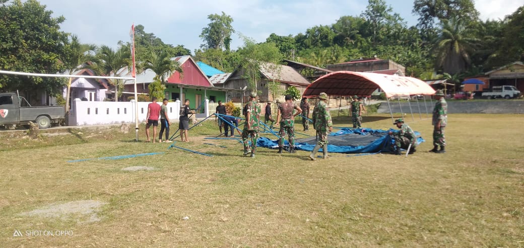 Sambut Penutupan TMMD Satgas Dan Warga Bangun Tenda