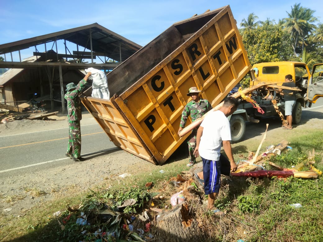 Antusiasnya Warga Desa Ako Bersama Satgas TMMD Ikut Membantu Bersihkan Sampah
