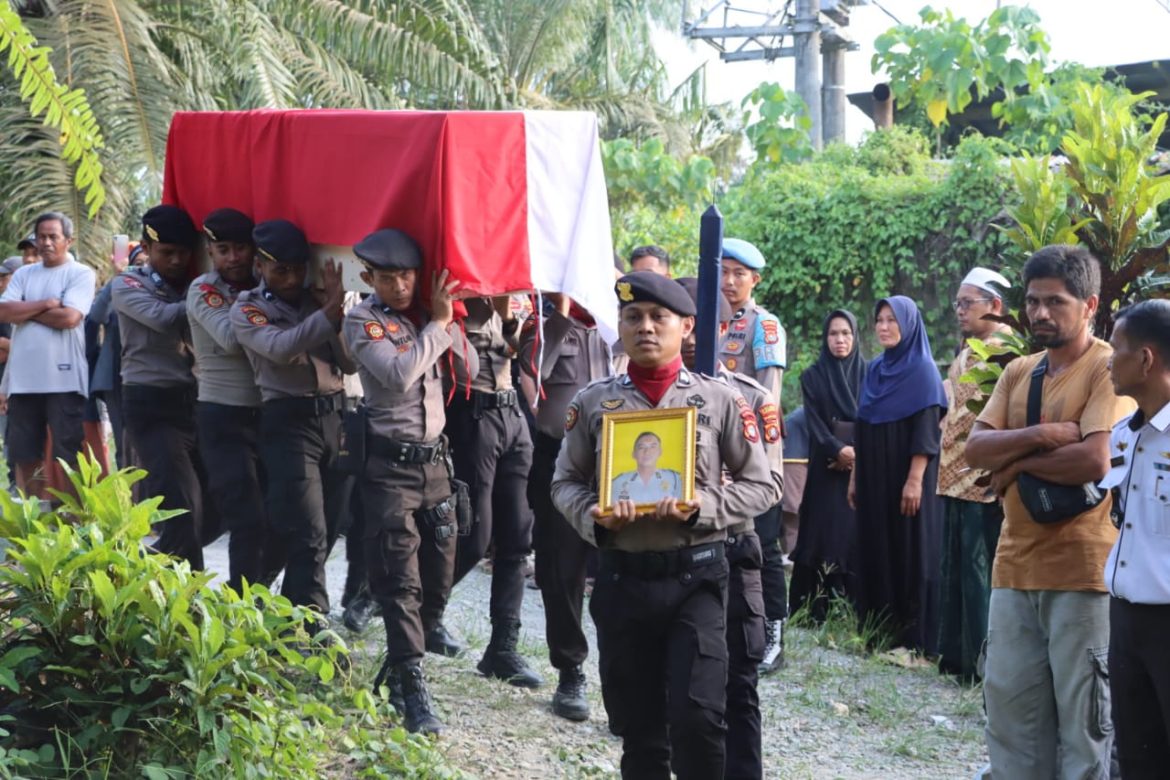 Upacara Pemakaman Brigpol Ade Kamaruddin, Kapolres Turut Hadir 