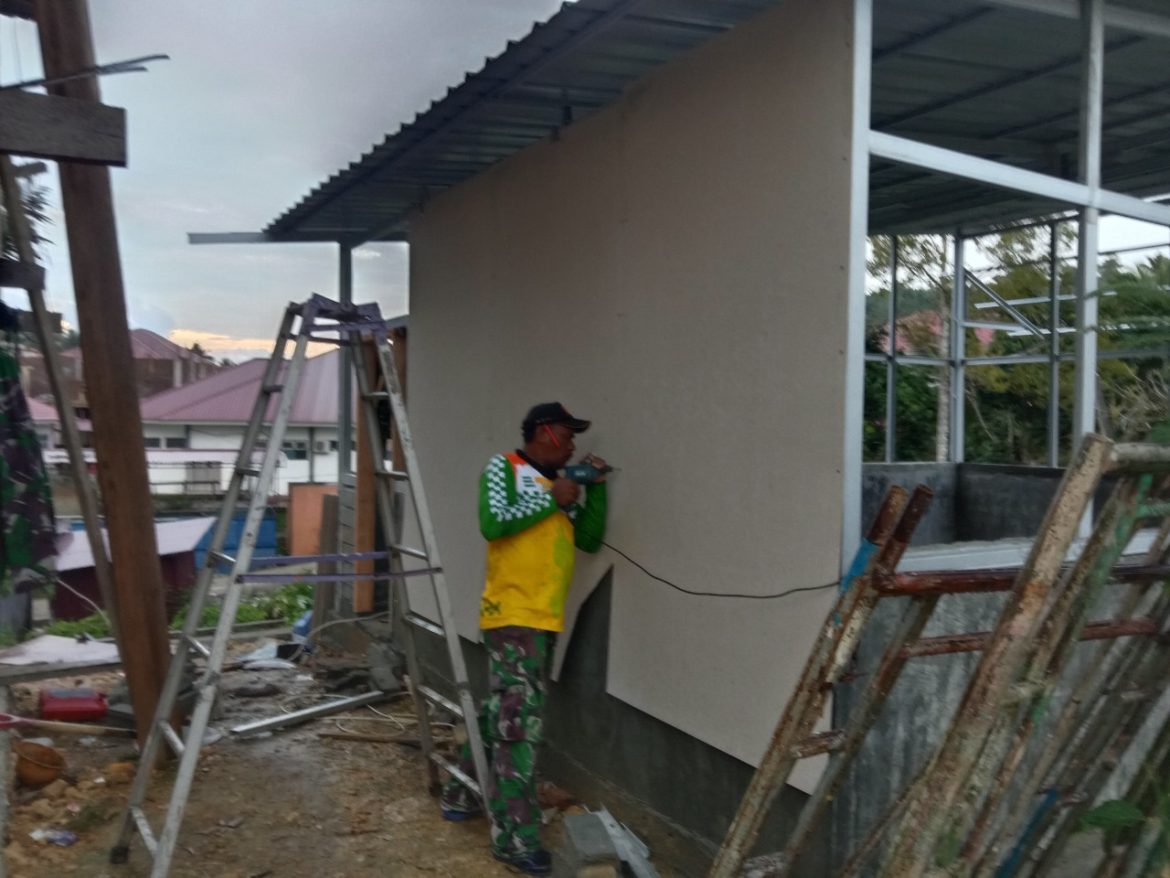 Pemasangan Dinding RTLH Warga Oleh Satgas TMMD Kodim 1427/Pasangkayu