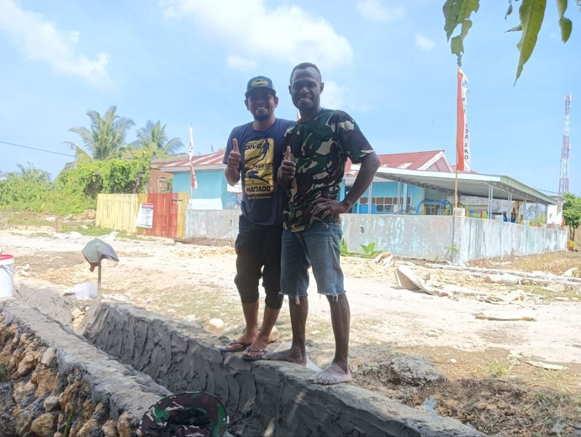 Antusias Kepala Desa Ako, Angling Ikut Serta Membantu Satgas TMMD