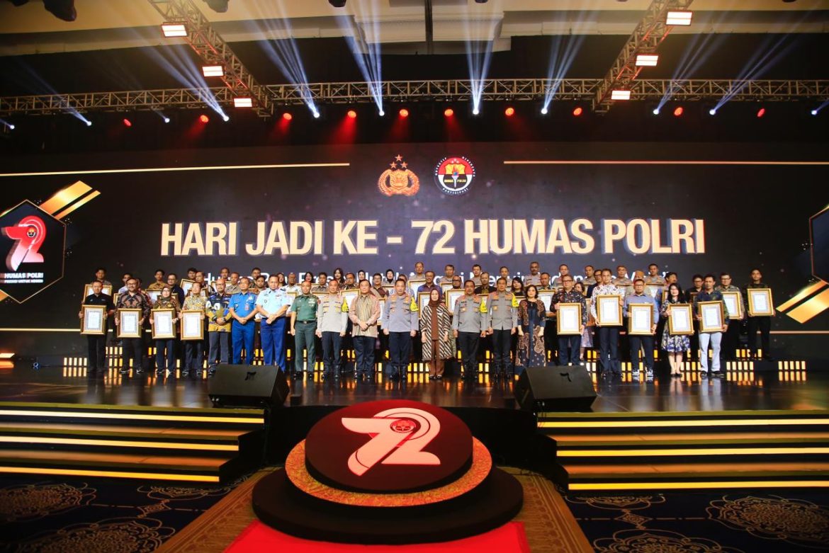 Puncak Peringatan Humas Polri ke-72, Bid Humas Polda Sulbar Raih 2 Penghargaan dari Kapolri
