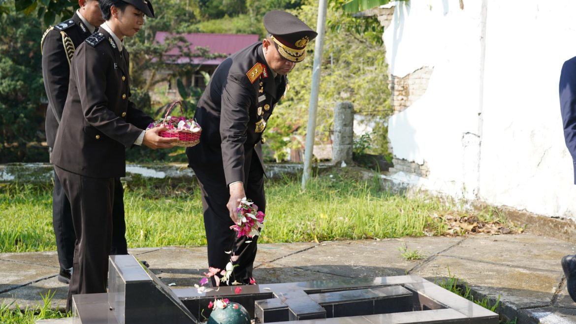 Peringatan Moment Hari Pahlawan, Kapolda Sulbar Pimpin Upacara Ziarah di TMP