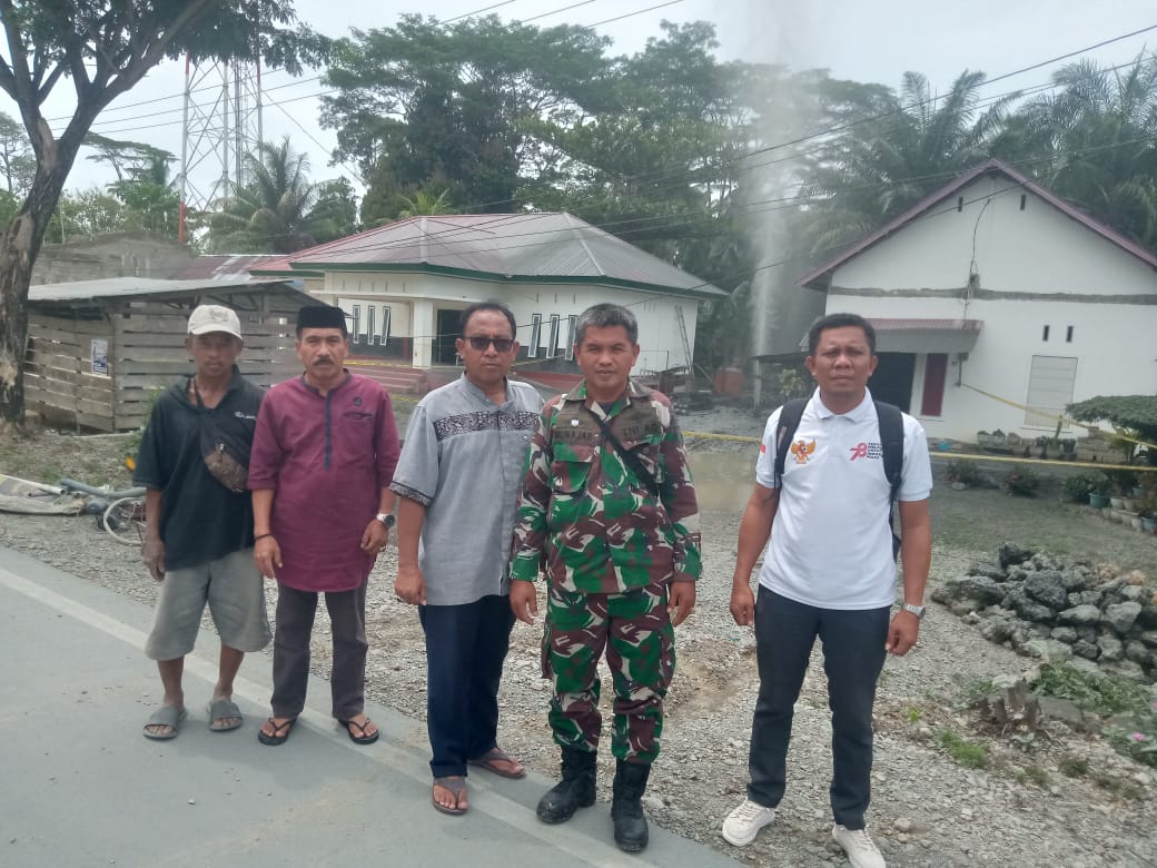Camat Baras Tinjau Langsung Tempat Kejadian Adanya Di Duga Semburang Gas Dari Dalam Tanah