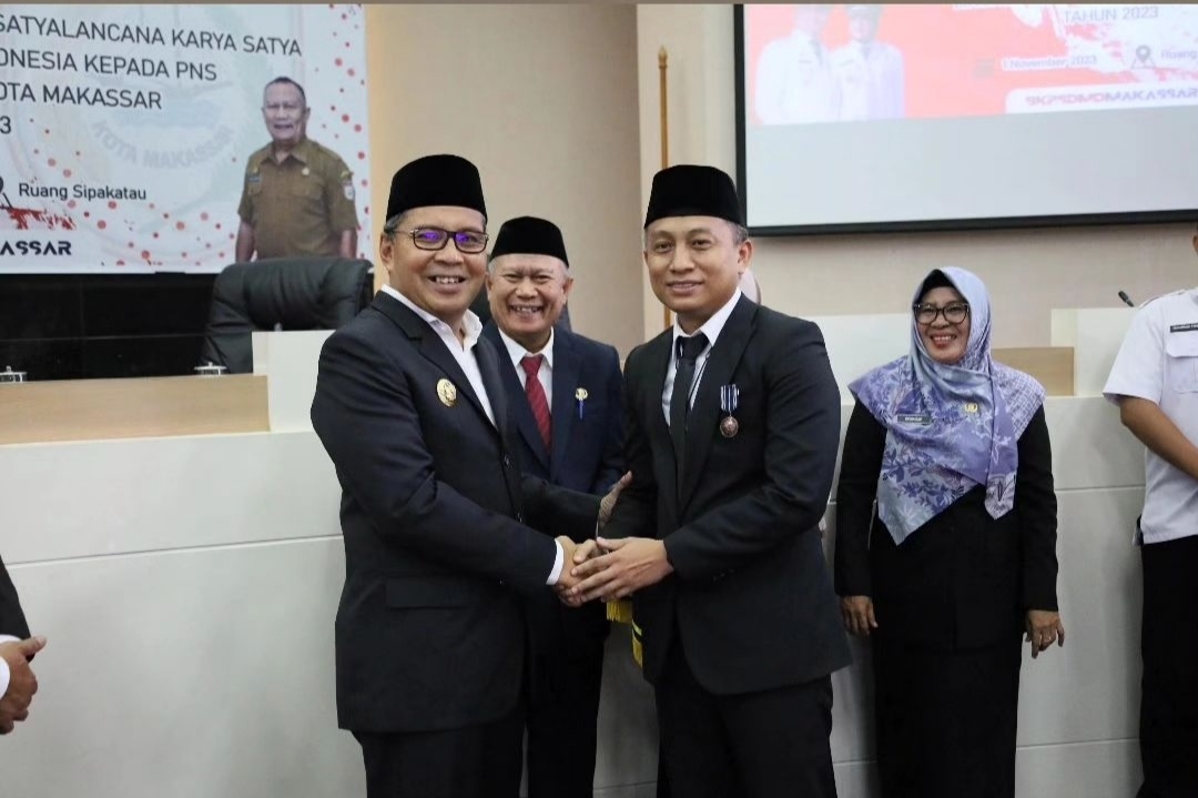 Walikota Makassar Sematkan Satyalancana Karya Satya ke Sekcam Ujung Tanah