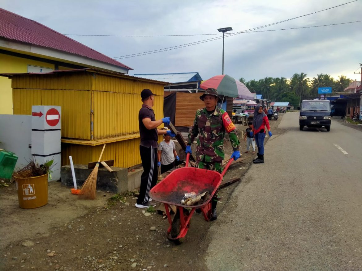 Babinsa Koramil 1427-02 Bersama Warga Laksanakan Karya Bakti Bersihkan Lingkungan