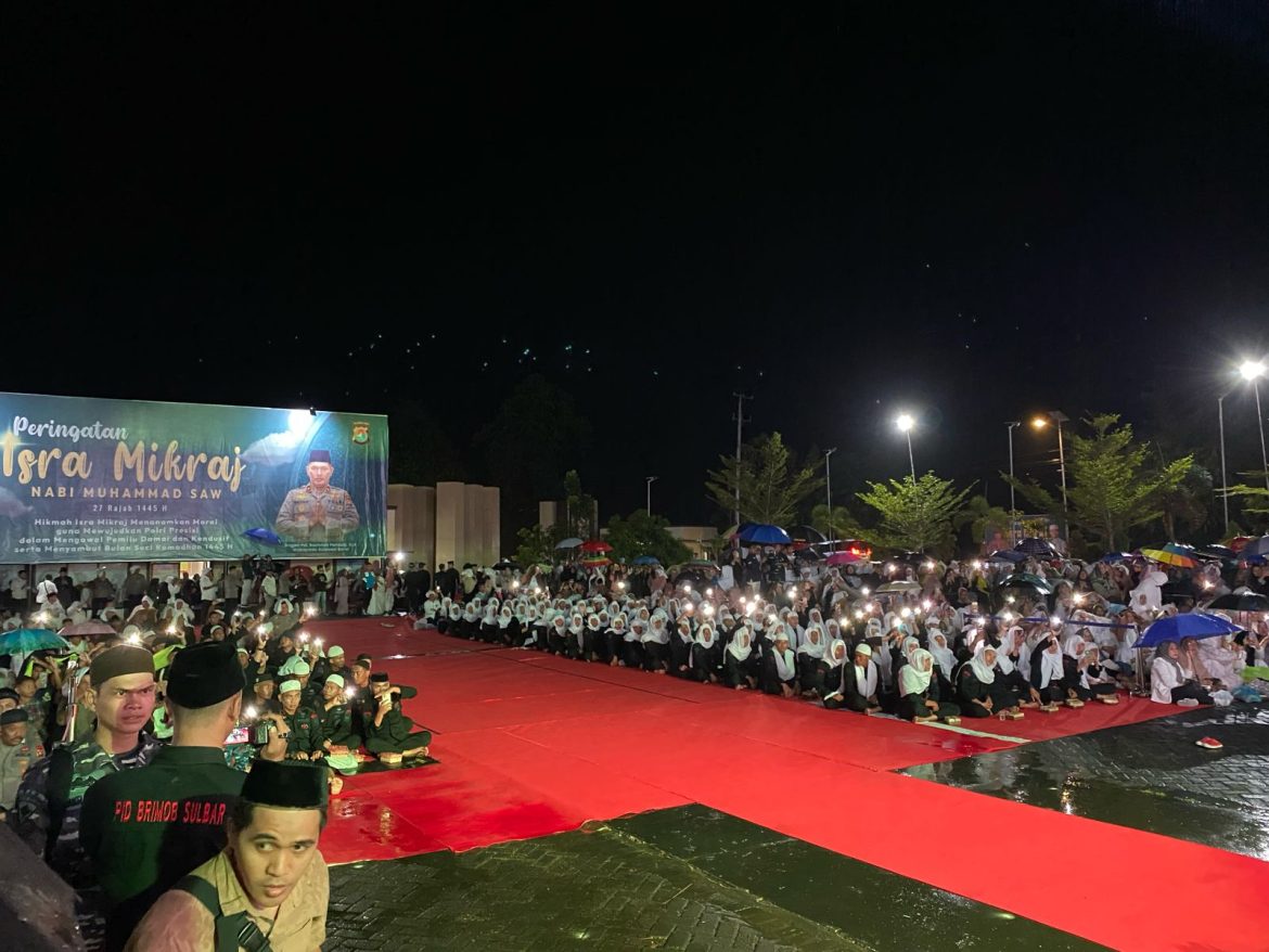 Antusias Masyarakat Ikuti Peringatan Isra Mikraj Polda Sulbar Bahkan Kalahkan Cuaca Buruk