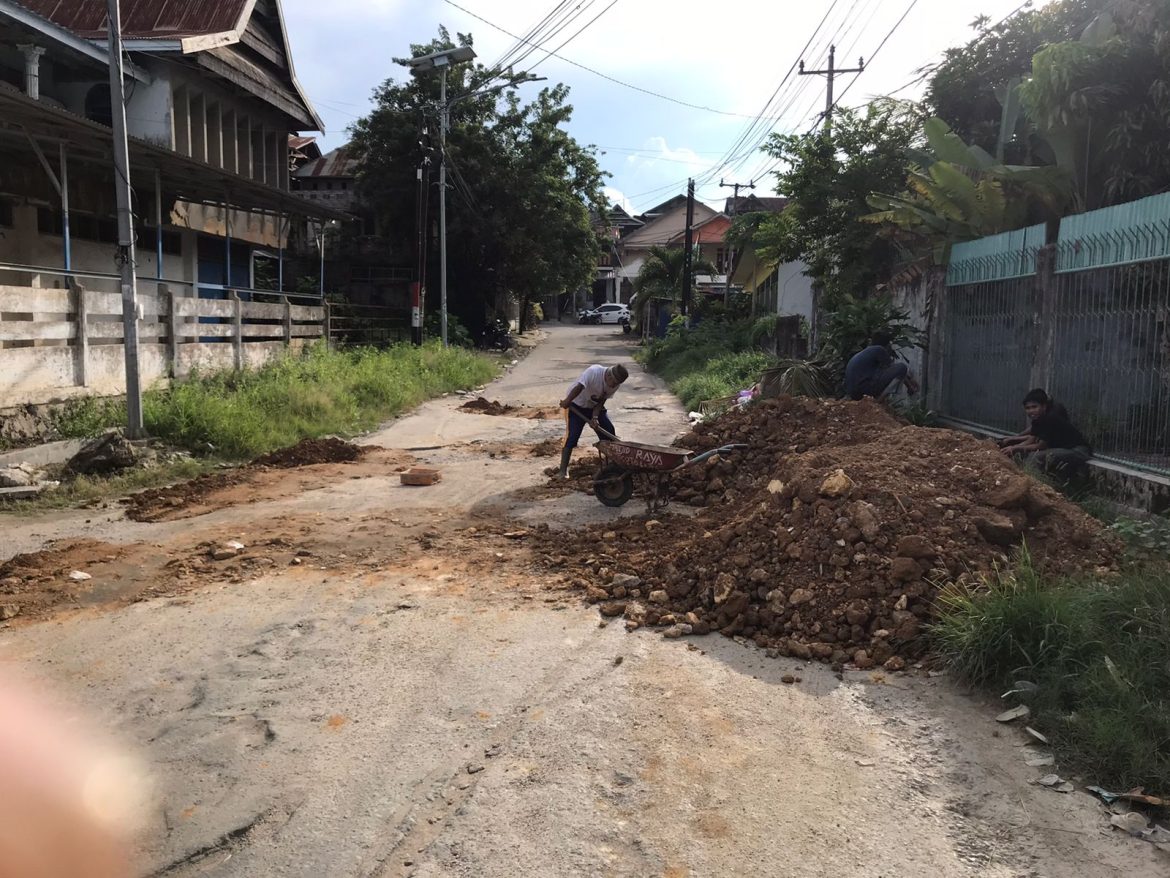 20 Tahun Jalanan kelurahan kandai Kota kendari Rusak, Ketua Karang Taruna Protes