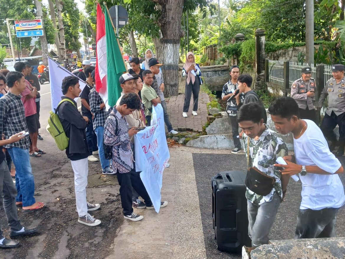 Unjuk Rasa Aliansi Mahasiswa Bersama Rakyat NTB, Menuntut Dishub Cabut Ijin PO Nakal