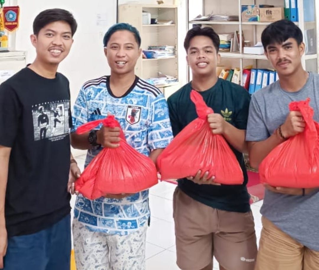 Lurah Laikang Berbagi Sedekah di Penghujung Bulan Ramadhan