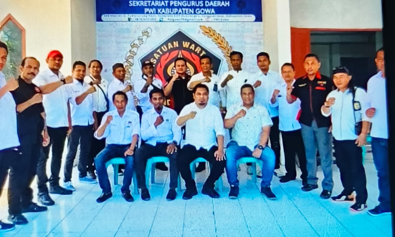 Foto bersama Ketua PWI Kab. Gowa dan Komisaris TarunaNews.co.id beserta anggota lainnya
