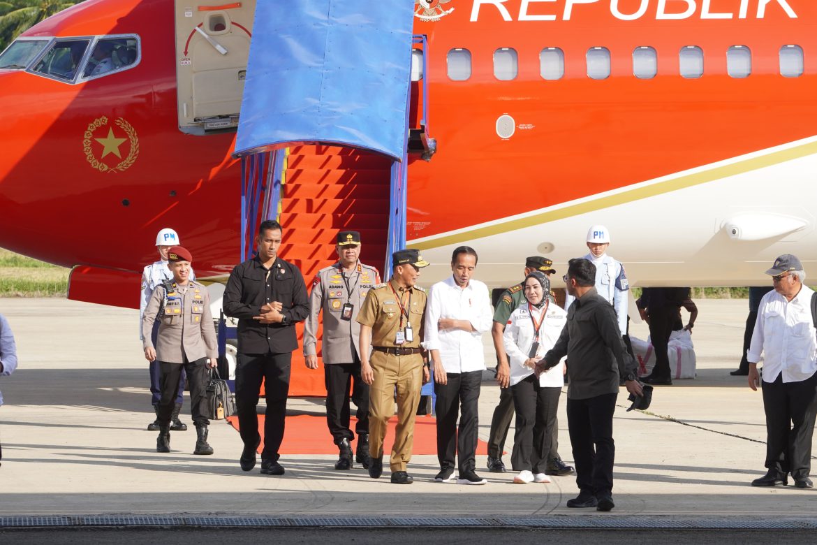Kapolda Sulbar Bersama Forkopimda Berikan Sambutan Hangat Kedatangan Presiden di Bandara Tampa Padang