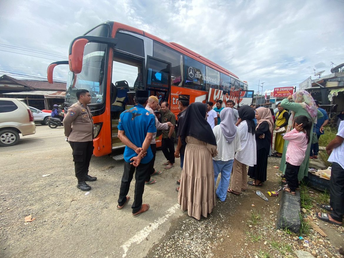 Bhabinkamtibmas Polsek Topoyo Amankan Pemberangkatan Calon Jamaah Haji PT. Assyifa Mamuju Tengah