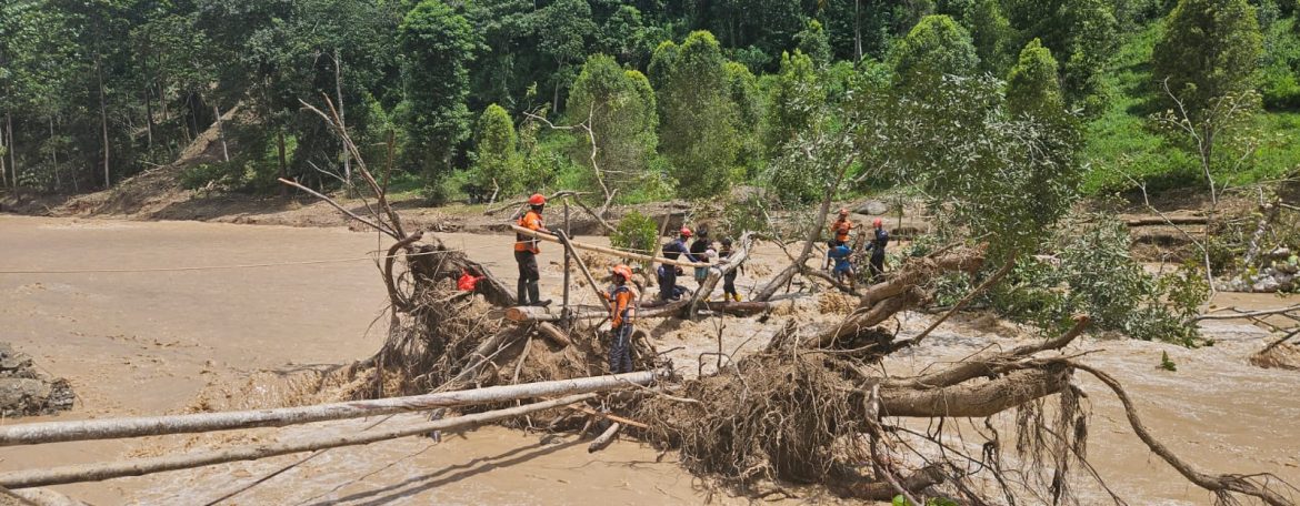 Tim SAR Gabungan Evakuasi Korban Banjir Di Kab. Luwu Desa Kadundung