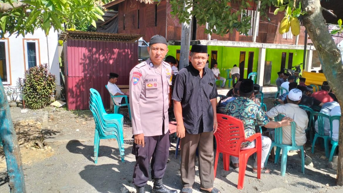Bersama dengan warga, Babinkamtibas Desa Lara laksanakan Tahlilan