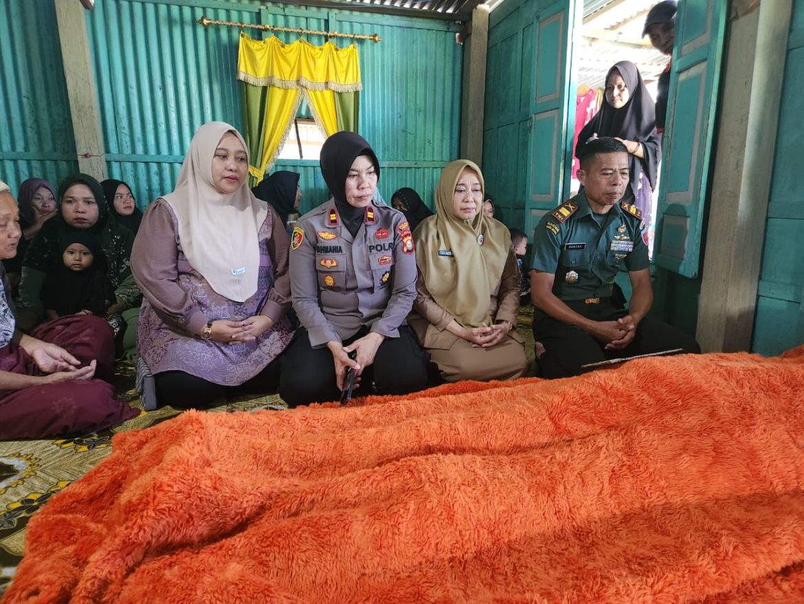 Camat Ma’rang Hj. Hartati. SE, MM, Beserta Beberapa Pejabat Tinggi Kec. Ma’rang Melayat ke Rumah Duka Almarhum H. Ude