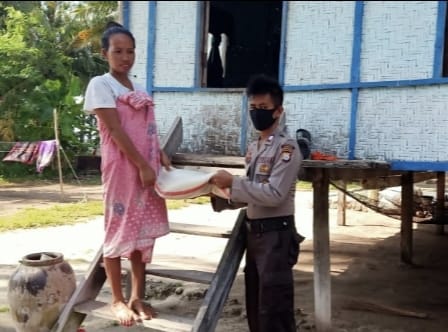Jumat Berkah Polsek Liukang Tangaya Berikan Sembako Kepada Warga Yang Membutuhkan
