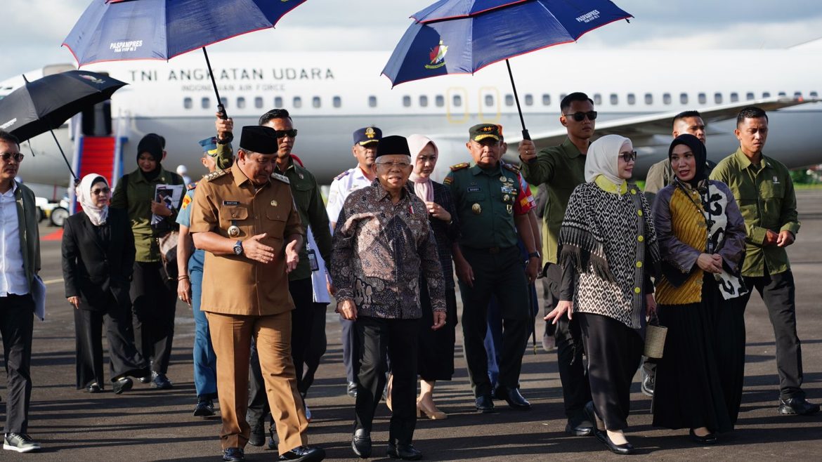 Kapolda Bersama Seluruh Forkopimda Sambut Kedatangan RI 2 di Bandara Tampa Padang