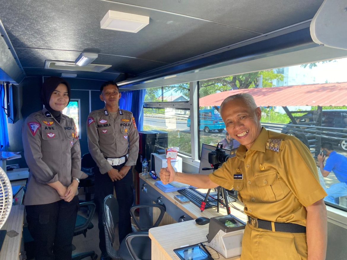 H. Syahban Sammana, S.H., Wakil Bupati Pangkep memberikan apresiasi terhadap layanan PRESISI melalui Mobil SIM Keliling Satlantas Polres Pangkep