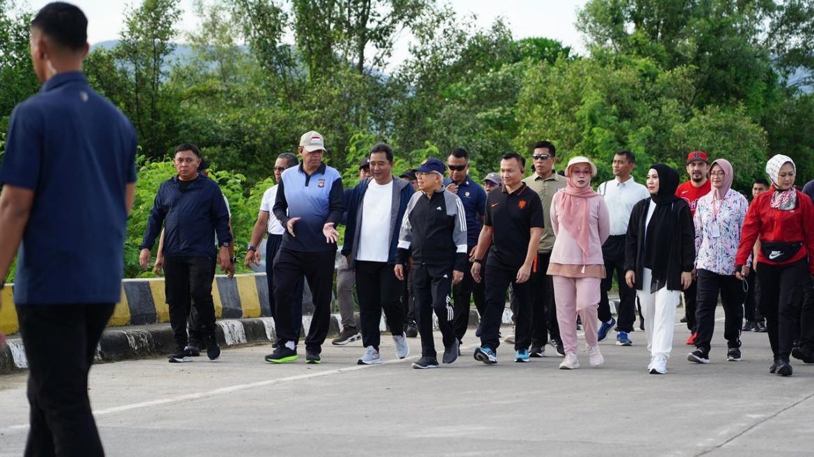 Kapolda Sulbar Dampingi Wapres Saat Olahraga dan Tanam Pohon Sukun di Lanal Jl. Arteri Mamuju